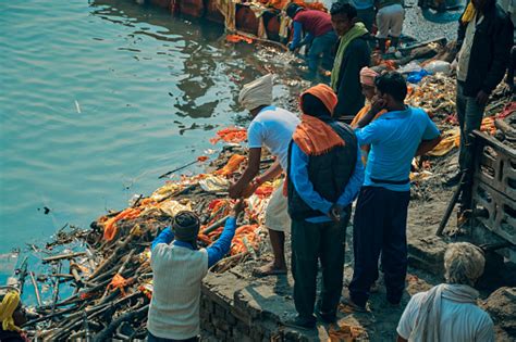 Hindu Cremation Rituals At Manikarnika Ghat Varanasi Stock Photo ...