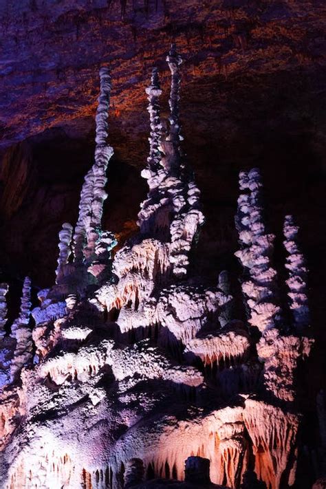 A cave with many different types of formations · Free Stock Photo