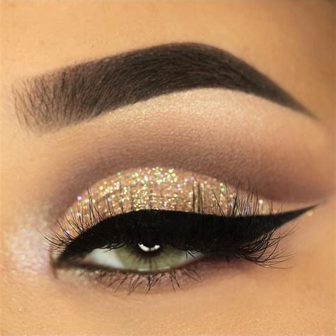 52 Best Gold Eye Makeup Looks and Tutorials | Gold eye makeup, Gold makeup looks, Gold glitter ...