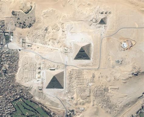 Discovered mysterious giant objects on the Giza plateau, near the famous Egyptian pyramids ...