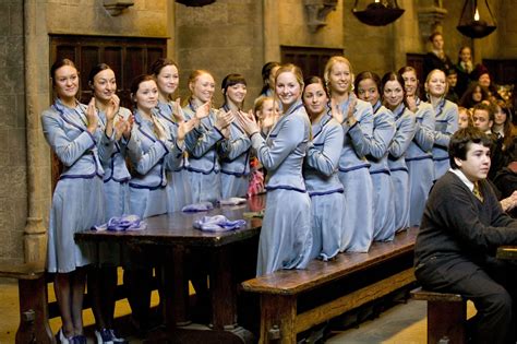 Costumes : Fleur delacour et les élèves de Beauxbâtons