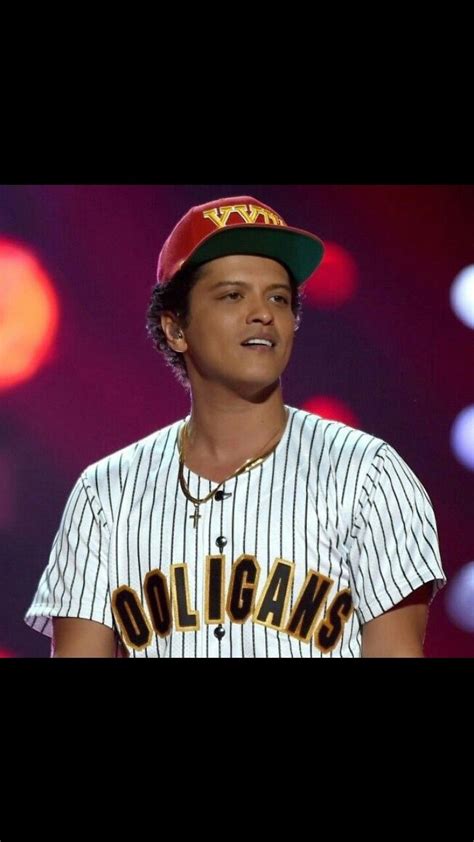 Bruno Mars at the 2017 BET Awards. 💋 Bruno Mars Costume, Bruno Mars ...