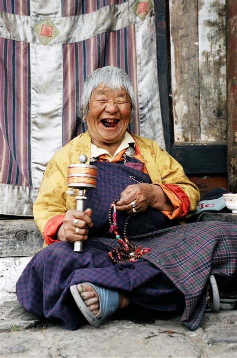 Bhutan laughing nun | Rire et sourire, Vieux visages, Gens heureux
