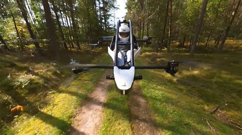 Kolla in när Jetson One tar en tur i skogen. Svenska VTOL-farkosten ...