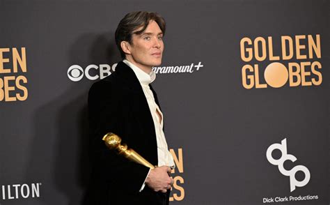 Actor Cillian Murphy Gives Golden Globes Speech With Lipstick On His ...