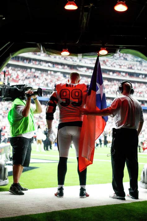 Texans' J.J. Watt injures finger, returns in 'terrible' loss