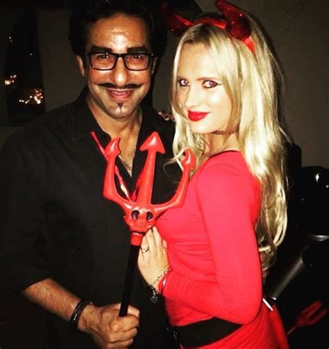 Images for Wasim Akram with beautiful wife Shaniera, Photos, Pictures