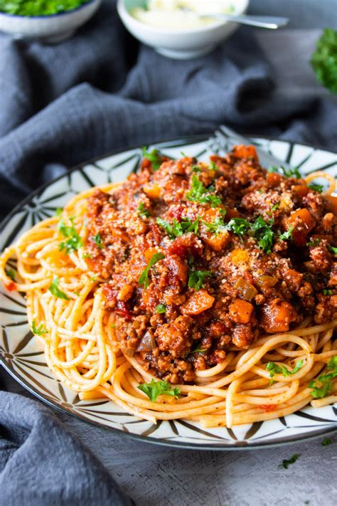 Easy Spaghetti Bolognese {Incredible Flavour!} | Foodelicacy