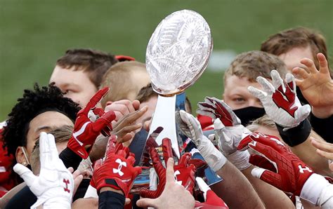 Wisconsin wins Duke’s Mayo Bowl, breaks trophy | WGN-TV