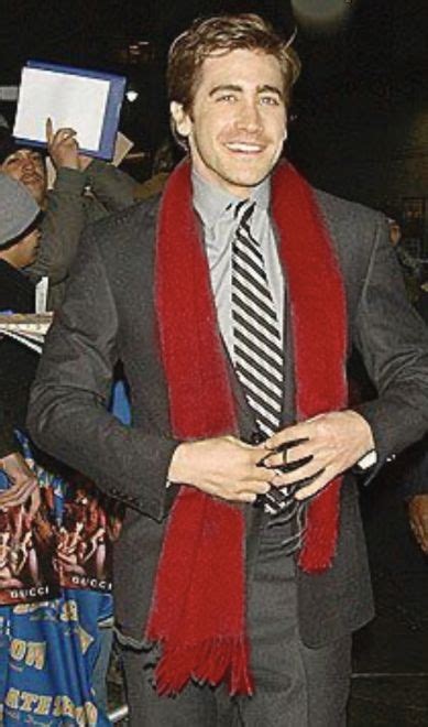 JAKE GYLLENHAAL WEARING TAYLOR SWIFTS SCARF!!!! | Taylor swift costume ...