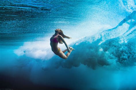 est100 一些攝影(some photos): “duck diving”, Female surfer. 鸭子潜水/ 潜越, 女衝浪者