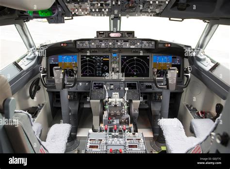 737 max cockpit hi-res stock photography and images - Alamy