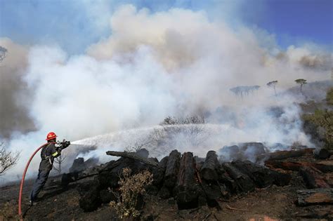 Cape Town fire 'largely contained'