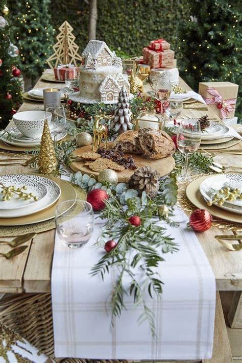 33 Beautiful Outdoor Christmas Table Settings - DigsDigs