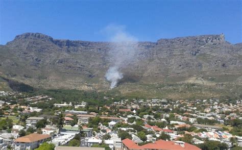 Firefighter dies battling Table Mountain blaze | CapeTown ETC