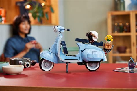 LEGO reveals 10298 Vespa 125, an 1,100-piece model of the iconic Italian scooter [News] - The ...