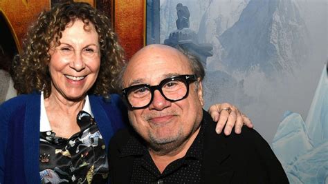 Rhea Perlman talks staying married to Danny DeVito despite decade-long separation - ABC News