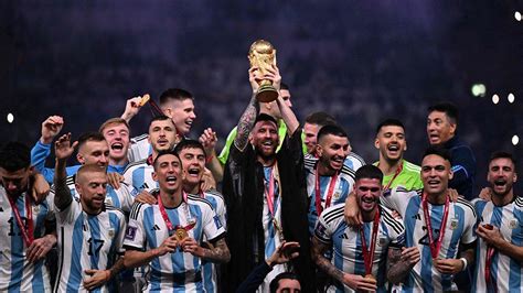 Argentina campeón | ¿Qué llevó Messi puesto mientras levantó la copa del Mundo? El 'besht', la ...