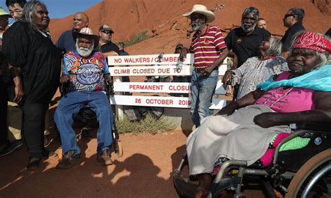 Handback of Uluru to the Anangu people | Australia’s Defining Moments ...