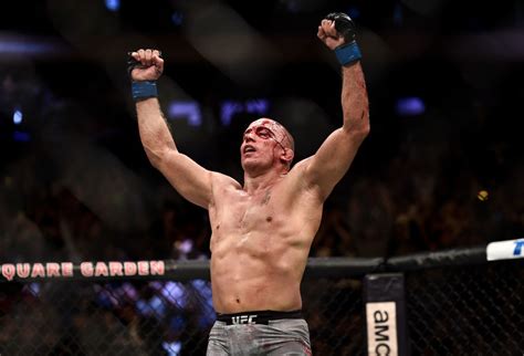 Georges St-Pierre Chokes Out Michael Bisping to Win UFC Middleweight ...