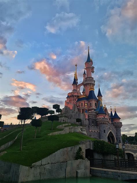 Disneyland Paris' castle - 25th anniversary : disney