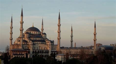 Mengintip Kemegahan Masjid Biru, dengan 6 Menara di…