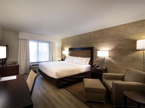 Hotel in Bloomington | Holiday Inn Hotel & Suites Bloomington-Airport Hotel