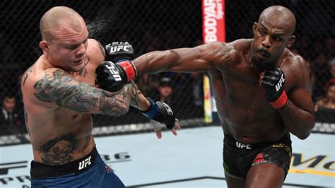 Jon Jones easily defeats Anthony Smith at UFC 235 - Yahoo Sports