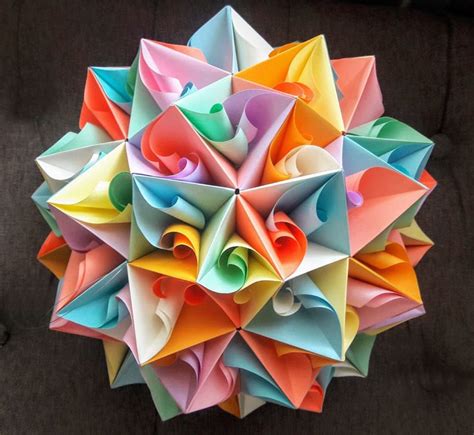 Kusudama Kugeln sind Blütenbälle aus Papier - Faltanleitungen für Sie! | Origami anleitung blume ...