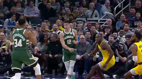 Giannis Antetokounmpo with a dunk vs the Indiana Pacers - Yahoo Sports