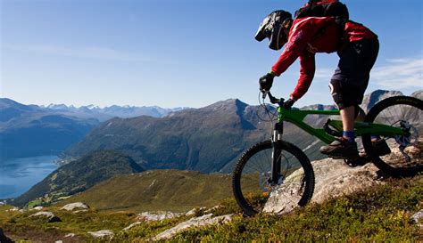 5 Mountain Biking Safety Tips - GetUpAndGo