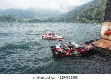 Telaga Sarangan Indonesia April 25th 2023 Stock Photo 2294955585 | Shutterstock