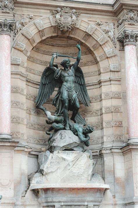 Ancient statue in alcove of building · Free Stock Photo