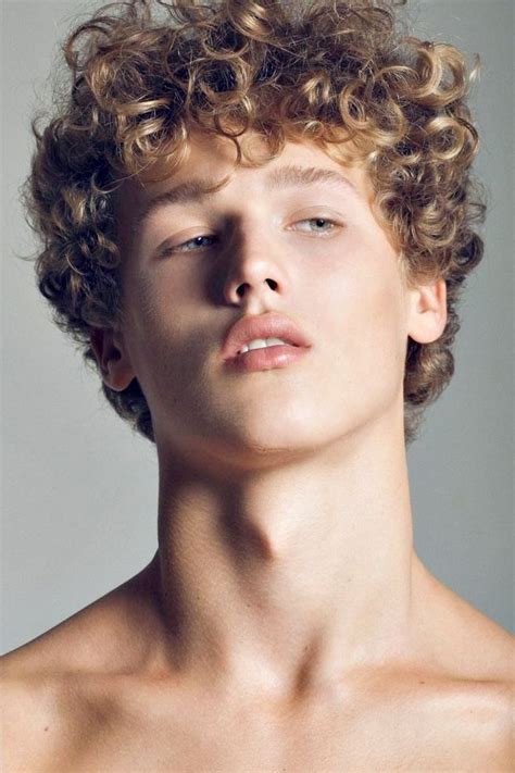 Pin by Wlad Molina on Hermosos | Curly hair men, Curly hair styles, Mens hairstyles