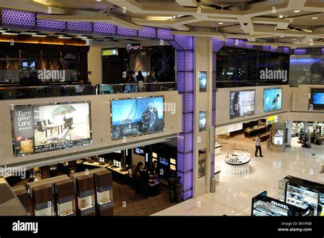 Duty free shop Abu Dhabi airport, Emirates Stock Photo - Alamy