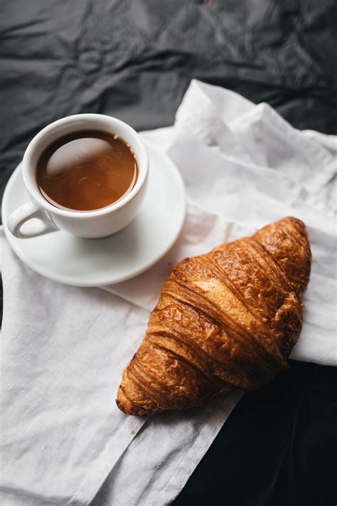 coffee and croissant | Kaffee bilder, Gebäck, Frühstück