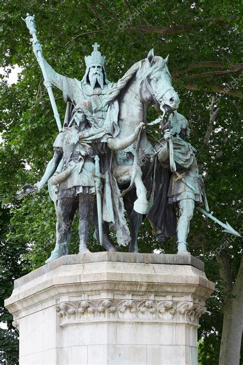 Karl-Statue in Paris - Stockfotografie: lizenzfreie Fotos © AndreaA ...