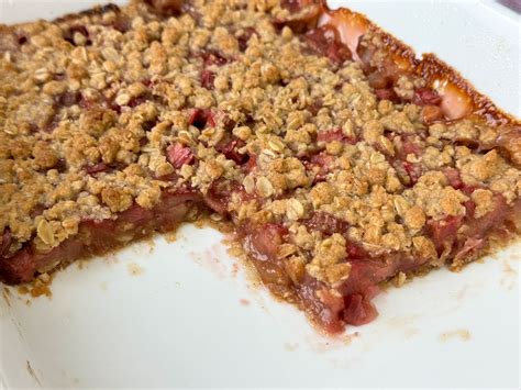 Old-Fashioned Rhubarb Crunch - Plowing Through Life