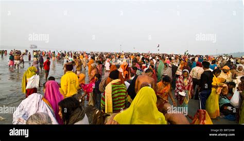 Hindu pilgrims at the annual Gangasagar mela in West Bengal Stock Photo ...