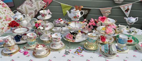 cake stand heaven: Mismatched Teacups and Cake Stands for a Vintage Tea Party