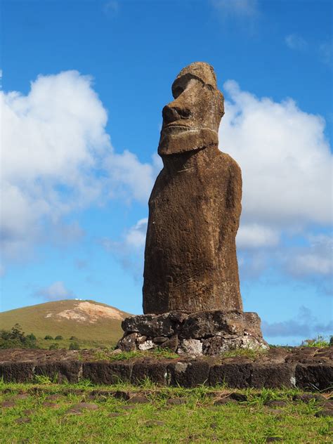 The best spots to see moai on Easter Island - Tiny Travelogue