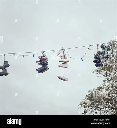 Shoes on power lines Stock Photo - Alamy