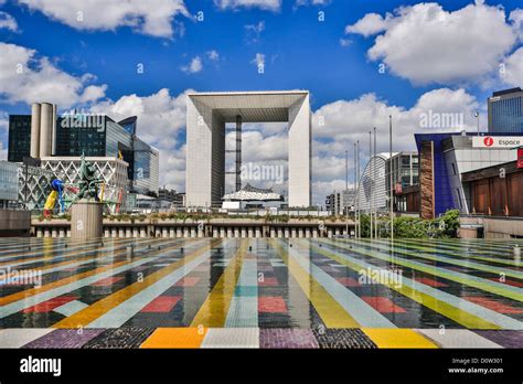 La defense art paris hi-res stock photography and images - Alamy