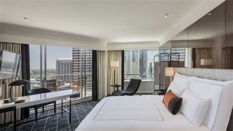 5-Star Sydney Hotel Room with Balcony | Swissôtel Sydney | Luxury Hotel