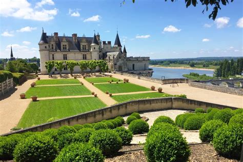 Guided tours of Amboise with a guide in costume - La Loire à Vélo