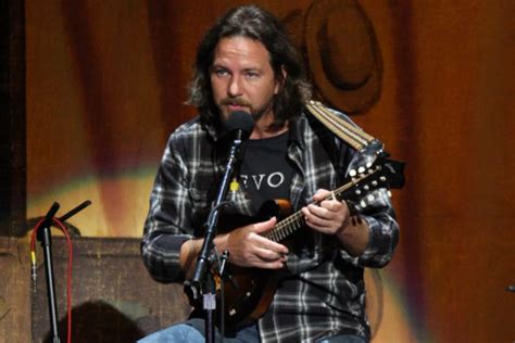 Injured Eddie Vedder Postpones 2012 Solo Tour