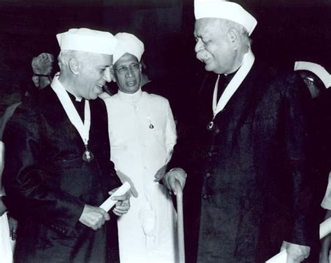 Jawaharlal Nehru Age, Death, Caste, Wife, Children, Family, Affairs ...