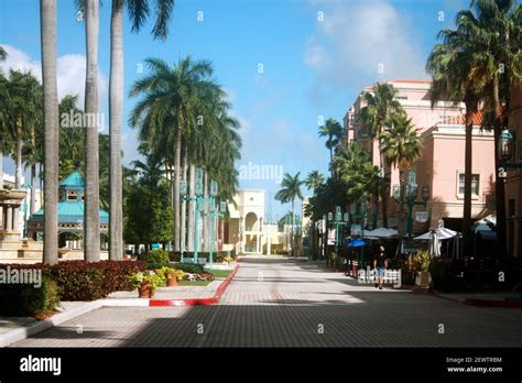 Mizner Park Shopping Mall in Boca Raton, FL, USA Stock Photo - Alamy