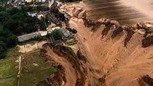 Grand Canyon flash flood leaves 1 woman dead, others injured - Daily Reuters