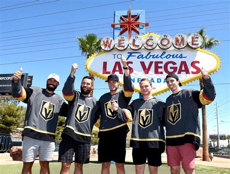 GALLERY | Vegas Golden Knights players visit Welcome to Fabulous Las Vegas sign | KSNV